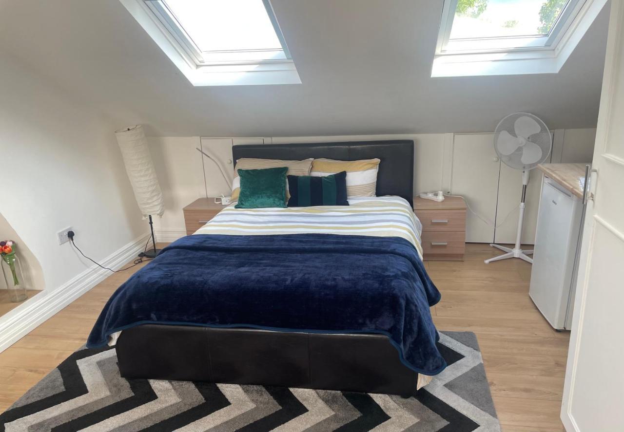 Quarto em Acomodações Particulares Beautiful Loft With En-suit In A Family House, Londres